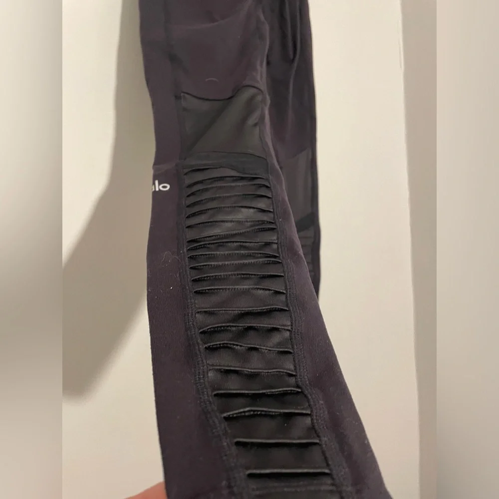 ALO Yoga black leggings size extra small leggings in great condition - Picture 3 of 6
